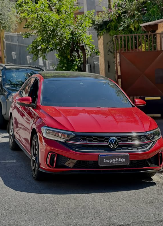 Volkswagen Jetta GLI vermelho — cliente satisfeito