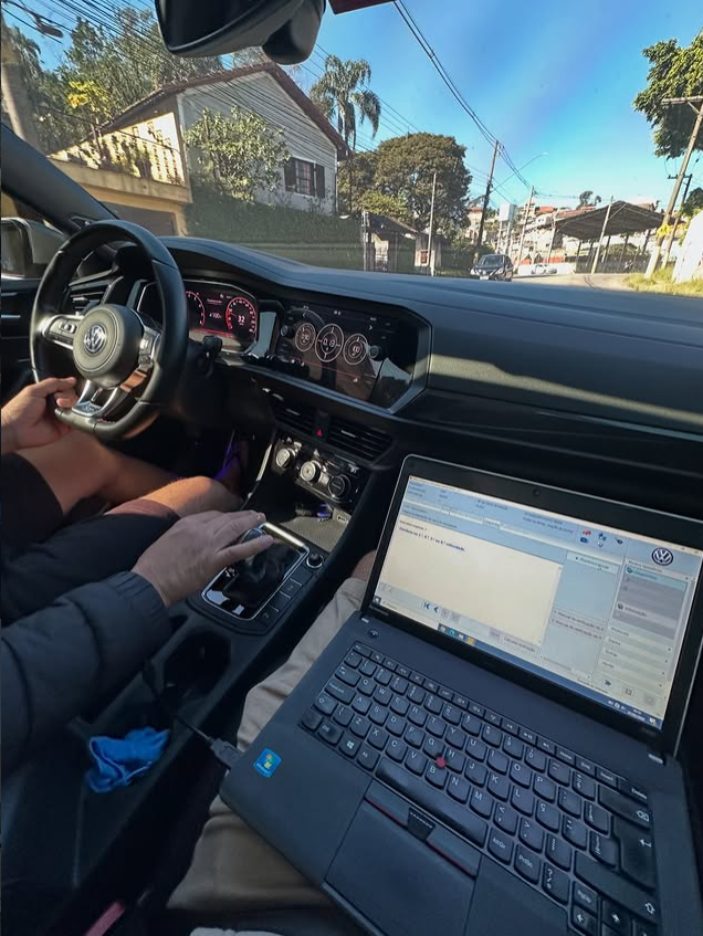 Especialista em eletrônica automotiva Volkswagen e Audi realizando diagnóstico