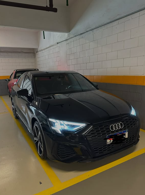 Audi S3 preto em manutenção especializada