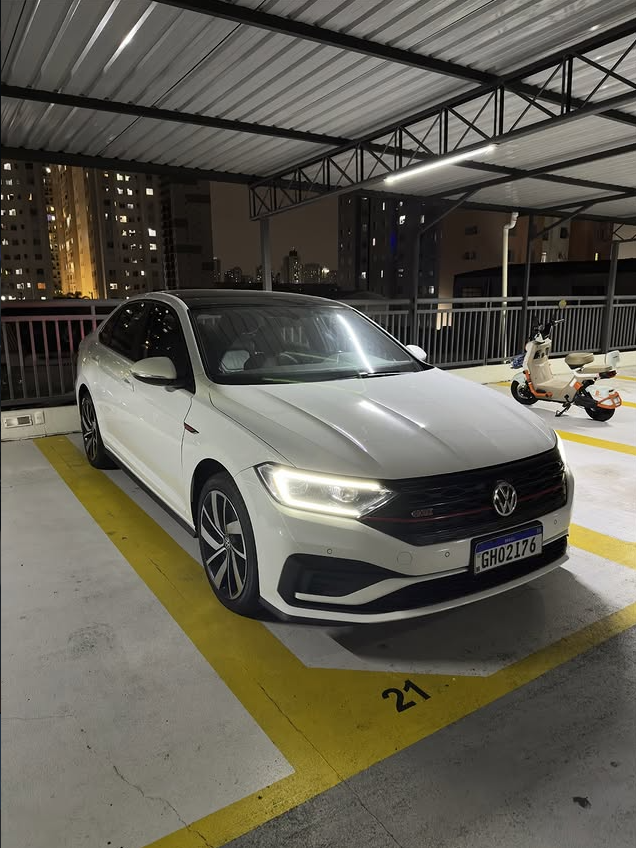 Volkswagen Jetta branco após revisão